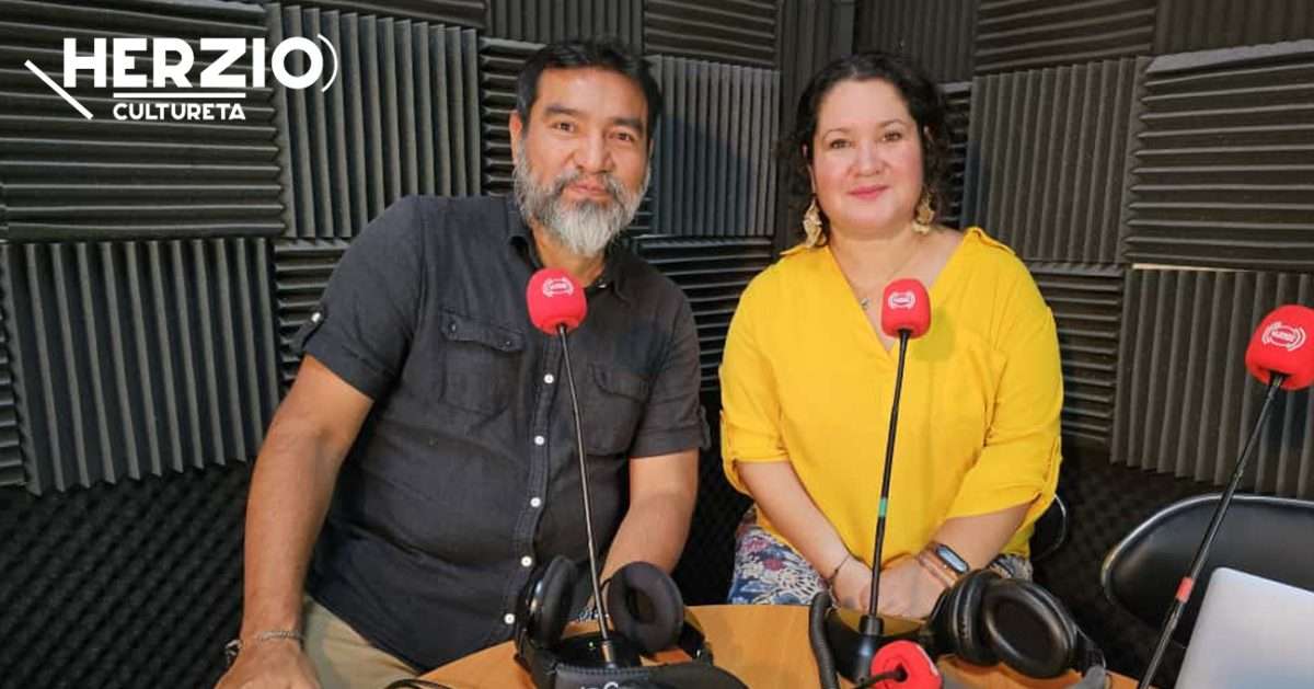 Henry Nunfio e Hiliana Turcios en el estudio de La Radio Tomada.